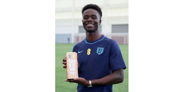 Saka uitgeroepen tot Speler van het Jaar voor Engeland, gejuich en wensen van Arsenal-fans